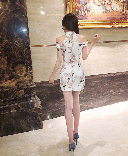 Testhezálló női ruha magas gallérral és hasítékkal