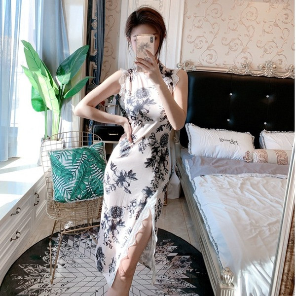 Rochie moderna de dama cu fanta si dantela in alb