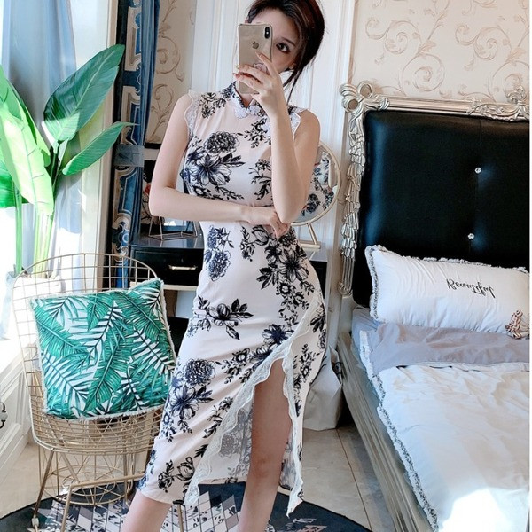 Rochie moderna de dama cu fanta si dantela in alb