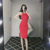 Modern női ruha piros és fekete színben, hasítékkal