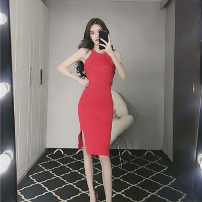 Modern női ruha piros és fekete színben, hasítékkal