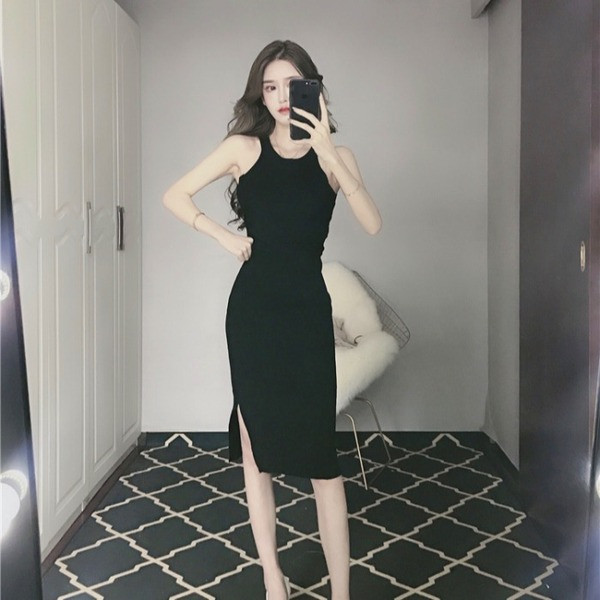 Modern női ruha piros és fekete színben, hasítékkal