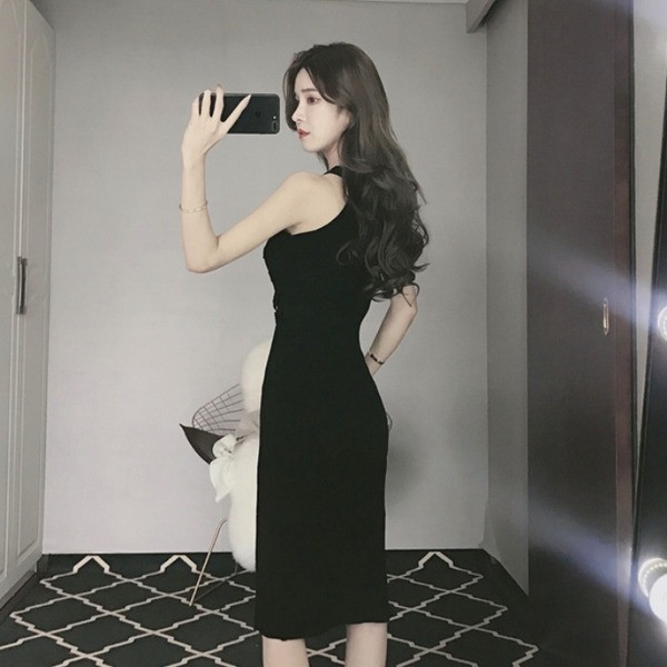 Modern női ruha piros és fekete színben, hasítékkal