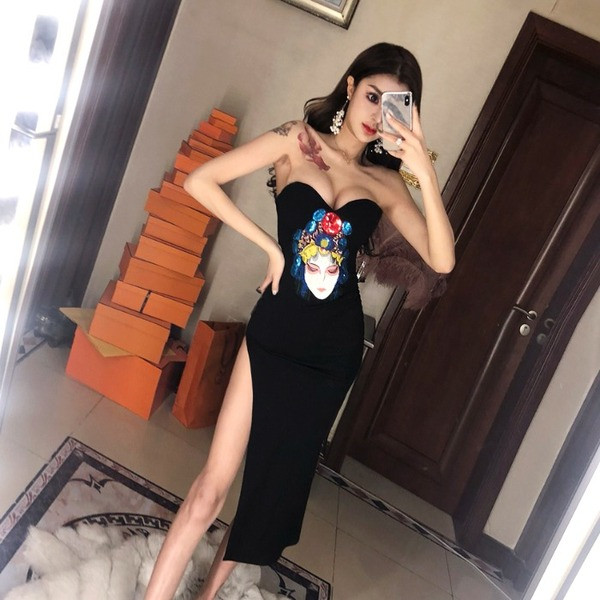 Stílusos női ruha fekete színben, hasítékkal és rátéttel