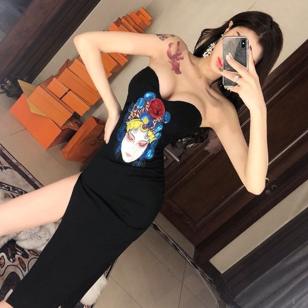 Stílusos női ruha fekete színben, hasítékkal és rátéttel