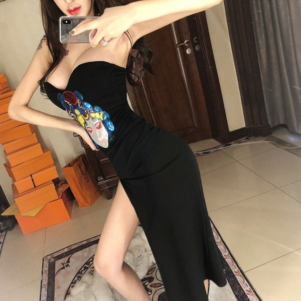 Stílusos női ruha fekete színben, hasítékkal és rátéttel