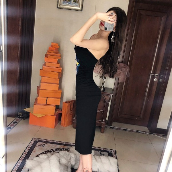 Stílusos női ruha fekete színben, hasítékkal és rátéttel