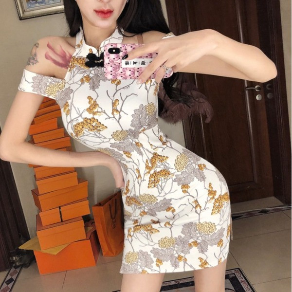 Rochie elegantă de damă, cu umerii goi și cu o fantă în alb