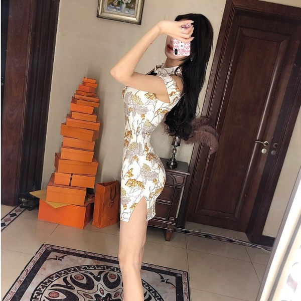 Rochie elegantă de damă, cu umerii goi și cu o fantă în alb