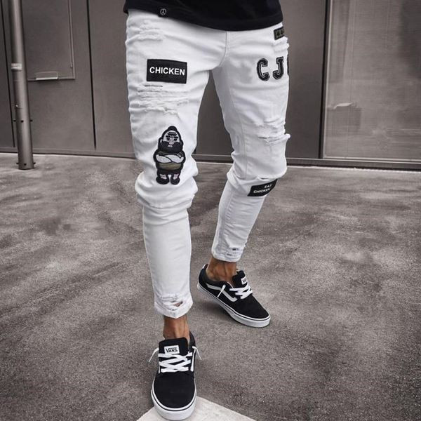 Modern férfi farmer szakadt motívumokkal és kék-fehér emblémákkal