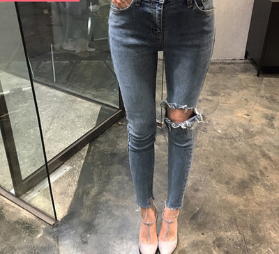 Lezser női farmer szakadt motívummal