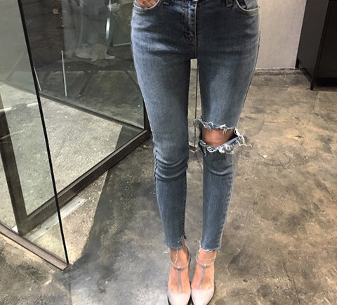 Lezser női farmer szakadt motívummal