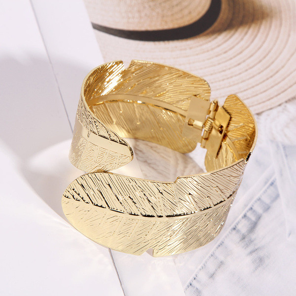 Bratara moderna de dama in culoarea aurie