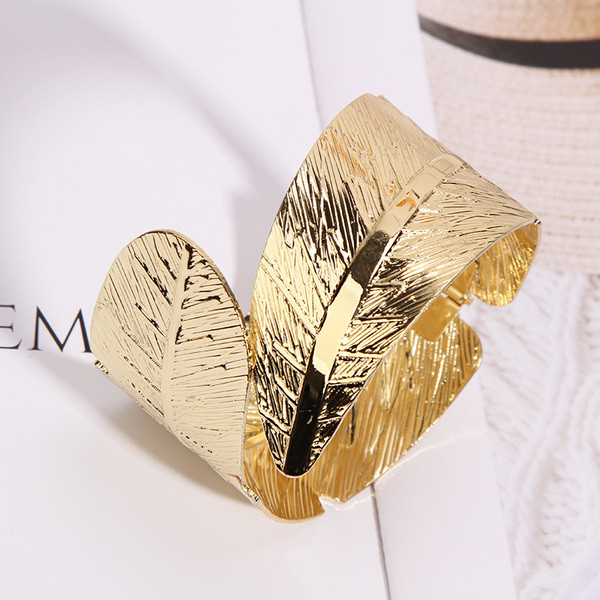 Bratara moderna de dama in culoarea aurie