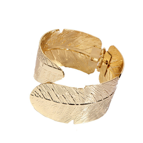 Bratara moderna de dama in culoarea aurie