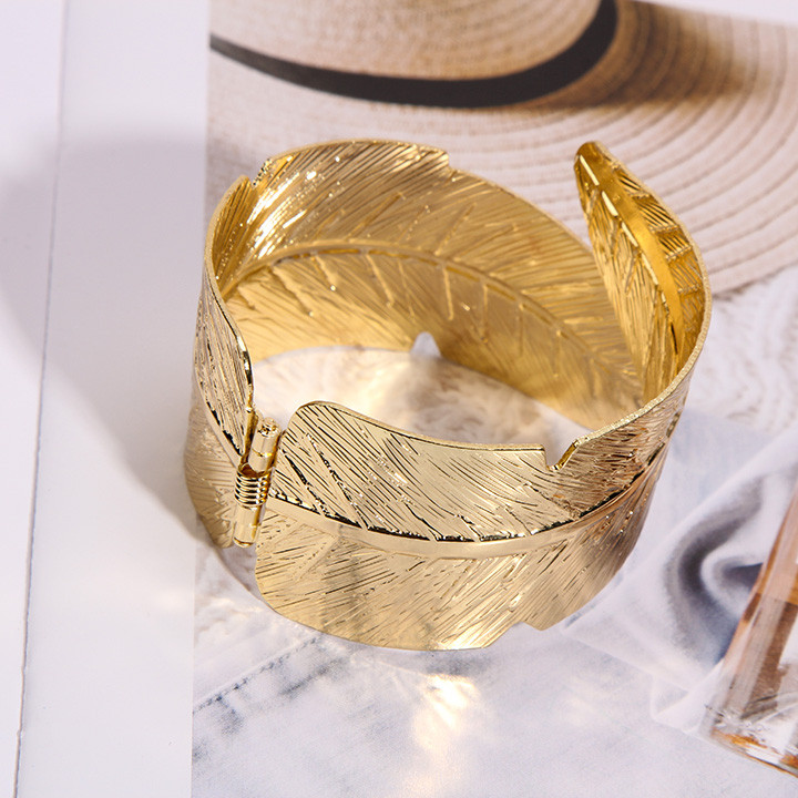 Bratara moderna de dama in culoarea aurie