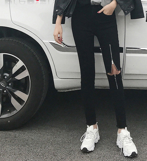 Blugi negri de damă moderni cu motiv rupt și fermoar