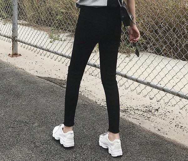 Blugi negri de damă moderni cu motiv rupt și fermoar