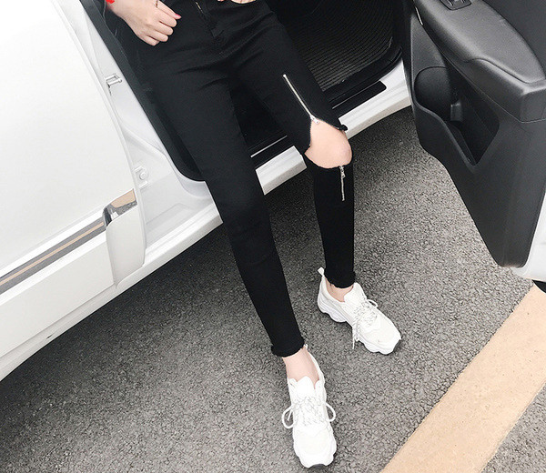 Blugi negri de damă moderni cu motiv rupt și fermoar