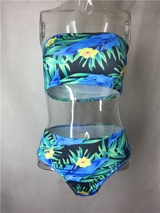 Kétrészes női fürdőruha fekete színben, virágos motívumokkal