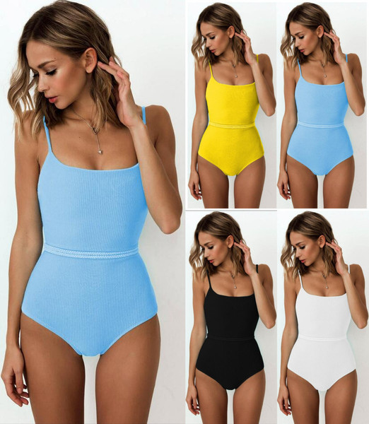 Costumul de baie complet modern cu element de conectare