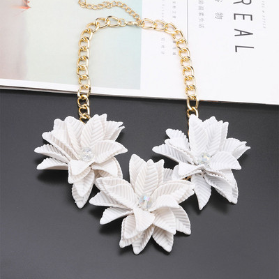 Női aktuális nyaklánc több színben 3D elemekkel