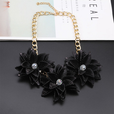 Női aktuális nyaklánc több színben 3D elemekkel