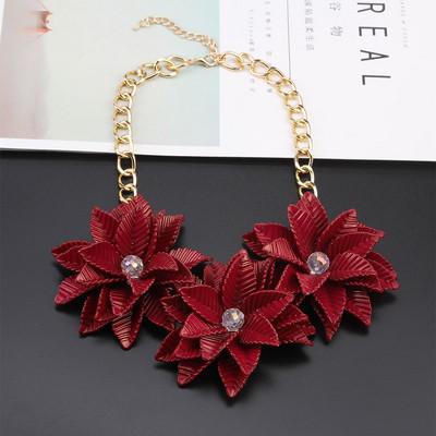 Női aktuális nyaklánc több színben 3D elemekkel