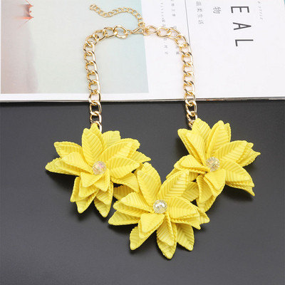 Női aktuális nyaklánc több színben 3D elemekkel