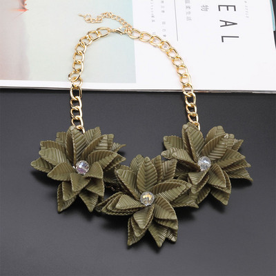 Női aktuális nyaklánc több színben 3D elemekkel