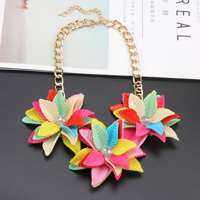 Női aktuális nyaklánc több színben 3D elemekkel