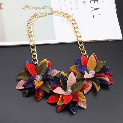 Női aktuális nyaklánc több színben 3D elemekkel