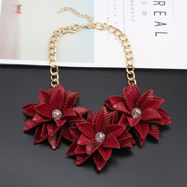 Női aktuális nyaklánc több színben 3D elemekkel