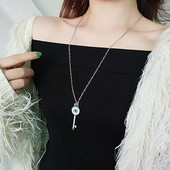 Modern női nyaklánc medállal és kövekkel