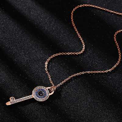 Modern női nyaklánc medállal és kövekkel