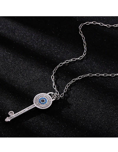Modern női nyaklánc medállal és kövekkel
