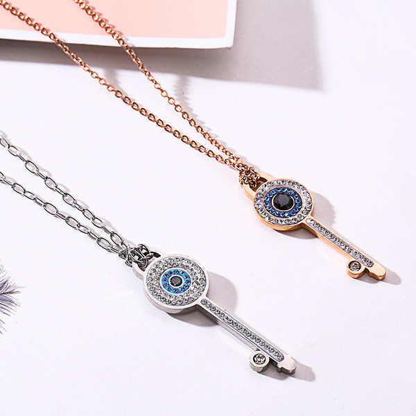 Modern női nyaklánc medállal és kövekkel