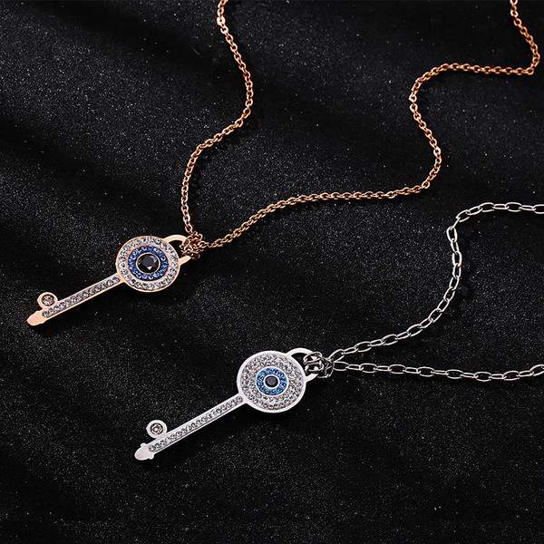 Modern női nyaklánc medállal és kövekkel