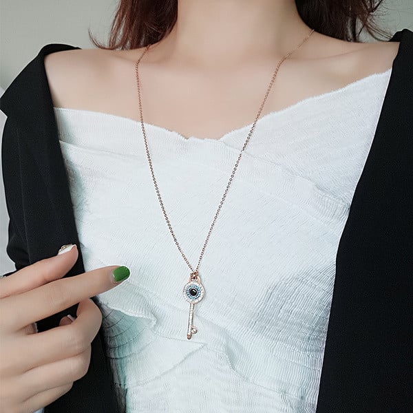 Modern női nyaklánc medállal és kövekkel