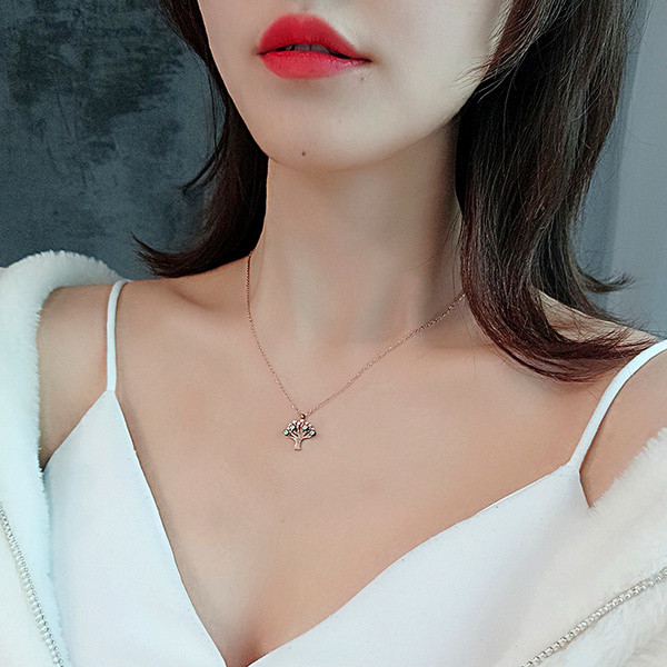 Hétköznapi női nyaklánc díszkövekkel