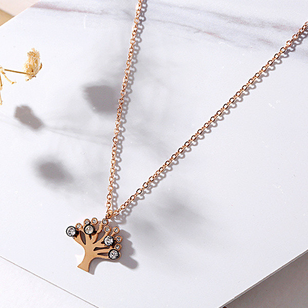 Hétköznapi női nyaklánc díszkövekkel