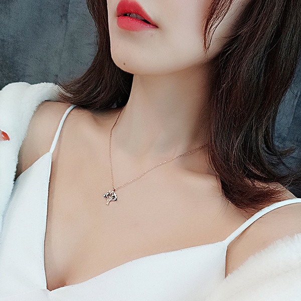 Hétköznapi női nyaklánc díszkövekkel