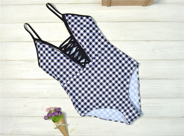 Costum de baie de damă în carouri cu cravate în alb-negru