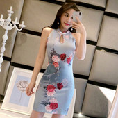 Modern női ruha, kék virágos motívumokkal