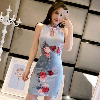 Modern női ruha, kék virágos motívumokkal