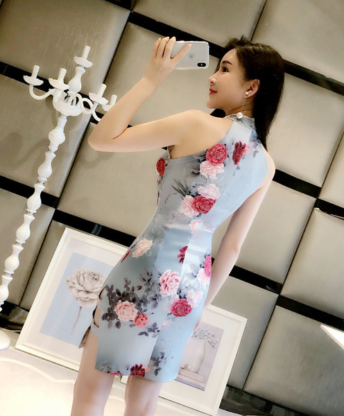 Modern női ruha, kék virágos motívumokkal