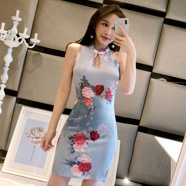 Modern női ruha, kék virágos motívumokkal