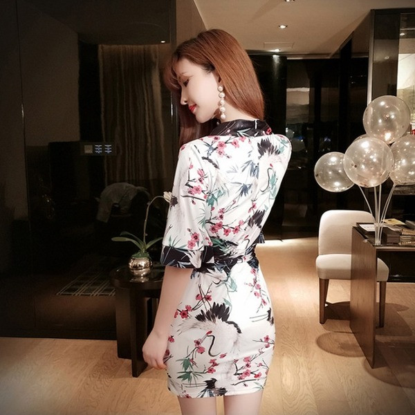 Rochie modernă de damă cu motto floral și decolteu în V