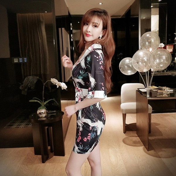 Rochie modernă de damă cu motto floral și decolteu în V