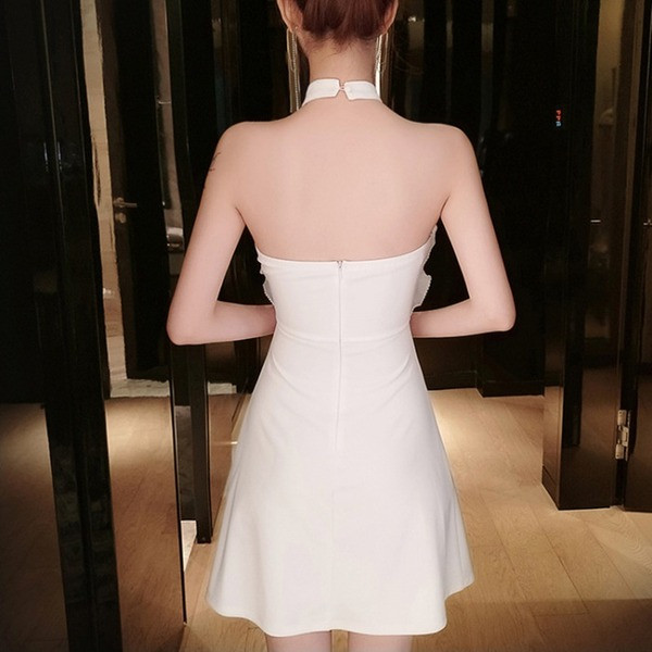 Μοντέρνο εξώπλατο γυναικείο φόρεμα με κορδέλα σε λευκό χρώμα